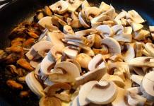 Resep kerang dengan jamur dalam krim asam
