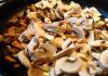사워 크림에 버섯을 곁들인 홍합 요리법
